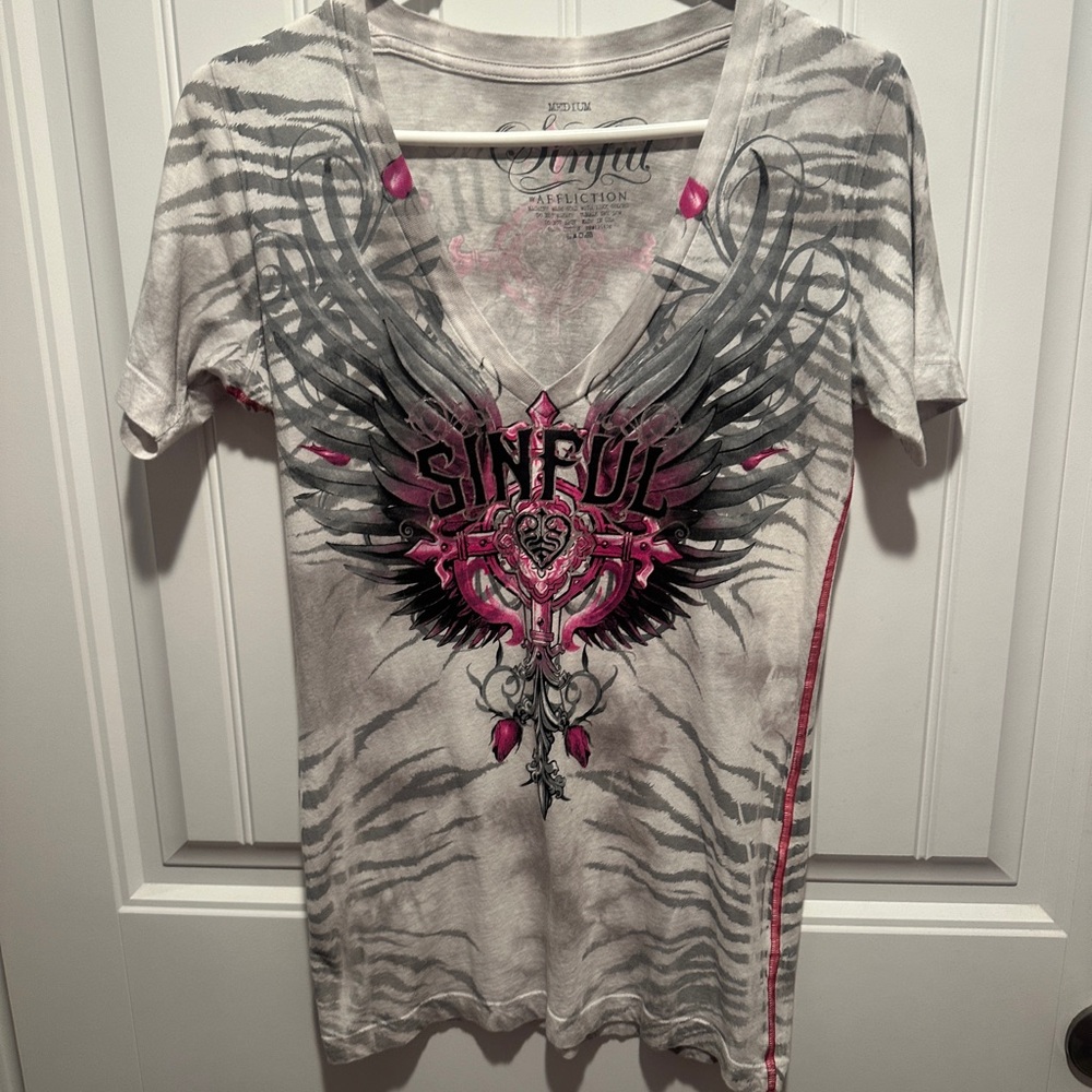 Sinful by Affliction Gray and Pink Graphic Tee Size Medium Like new